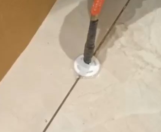 南充瓷砖空鼓维修公司专业解答瓷砖在铺贴过程中，如果没有涂抹均匀到位的粘结材料（如水泥砂浆或瓷砖胶），可能会导致以下问题