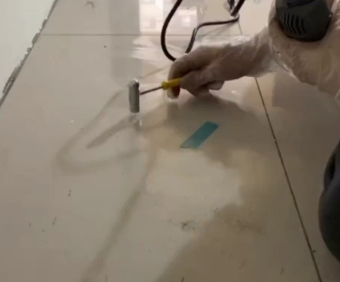 南充瓷砖开裂维修公司专业分享瓷砖在铺贴前如果没有沥干水分，将会导致以下问题